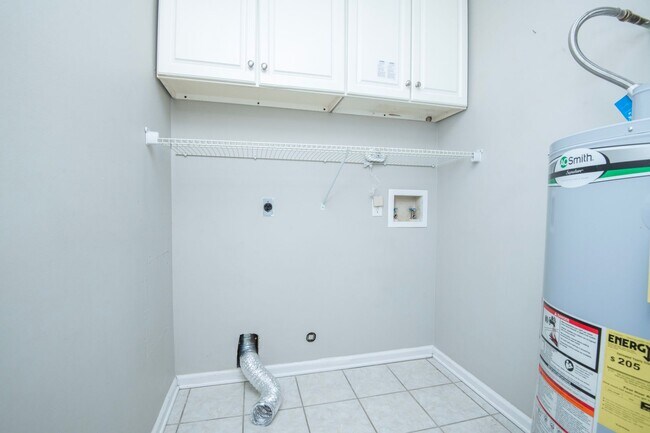 Building Photo - Knoxville 37922 - 3 bedroom, 2 bath with fenced-in yard - Call Susan Niedergeses (865) 300-4722