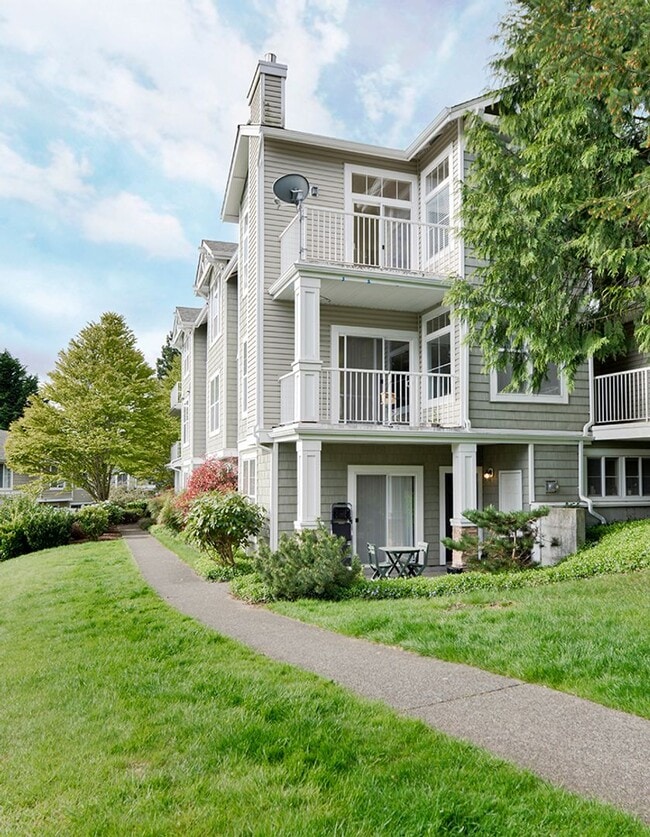 Building Photo - Available Now - 2 Bed/2 Bath End Unit Townhouse with Garage - Issaquah