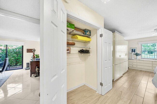 Building Photo - 9285 Vista del Lago