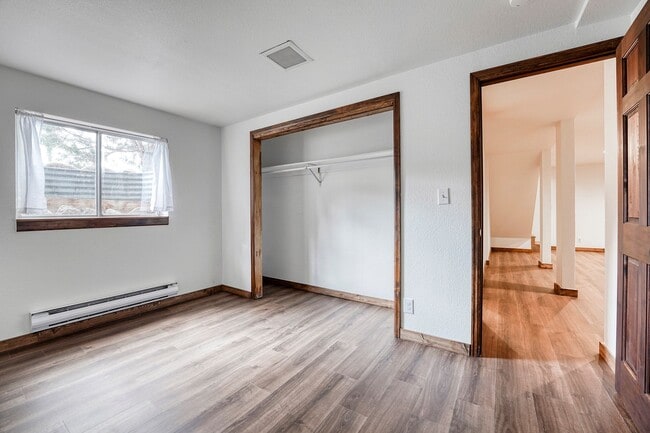 Building Photo - 305 N Chipmunk Cir