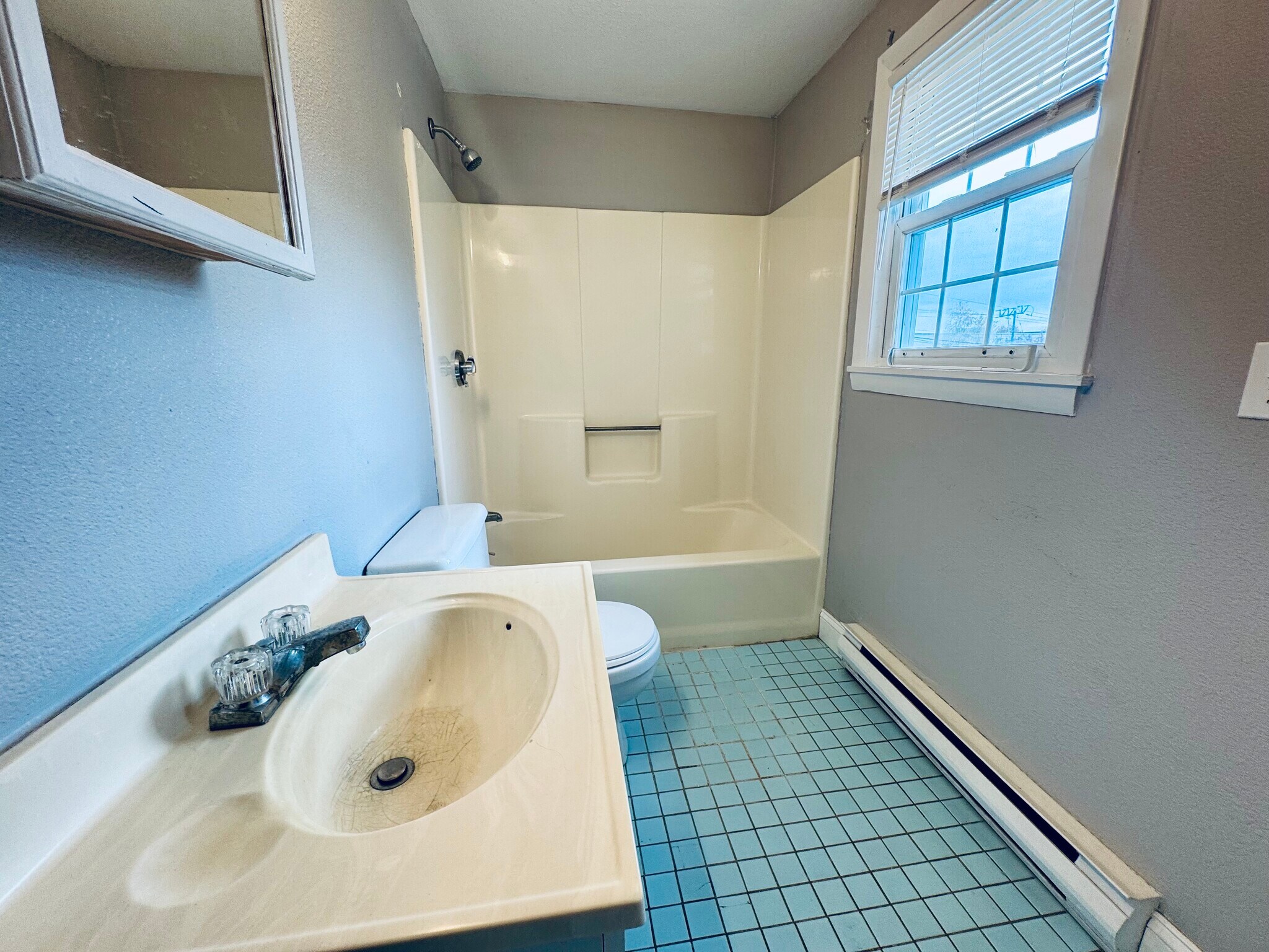 Building Photo - 420 Wellington Ave