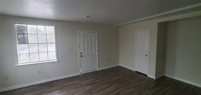 Building Photo - 215 Linwood St