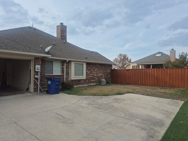 Building Photo - 709 Shady Meadow Ln