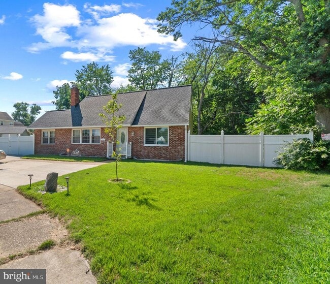Building Photo - 10 N Meadow Dr