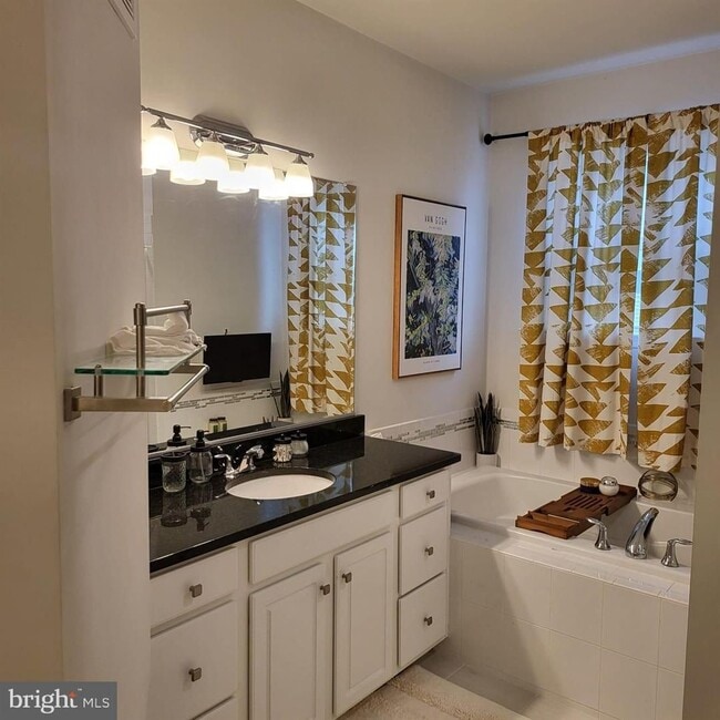 Building Photo - Welcome to your new home in the heart of Loudon County, VA!