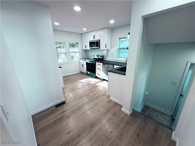 Building Photo - 10714 Greenlawn Ave