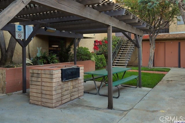 Building Photo - 320 E Stocker St