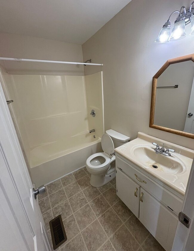 Building Photo - Move in special! First month's rent half o...