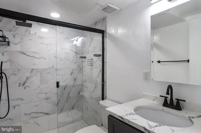 Building Photo - 5 Orchard Pl