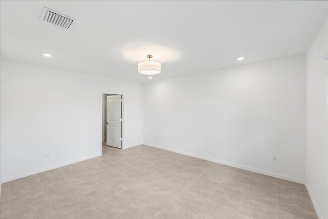 Building Photo - 11177 NW Fernbrook Dr