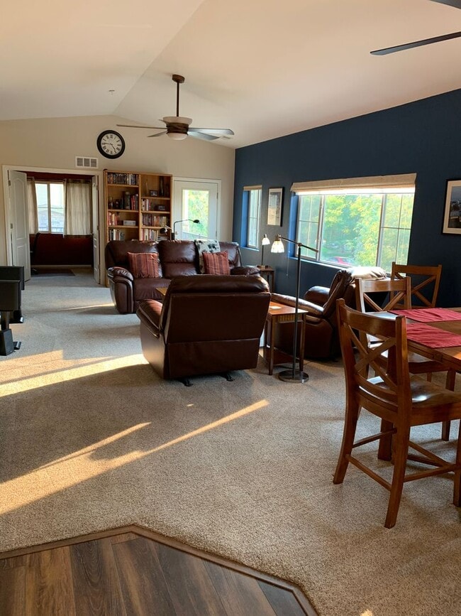 Building Photo - Sun filled top floor condo!