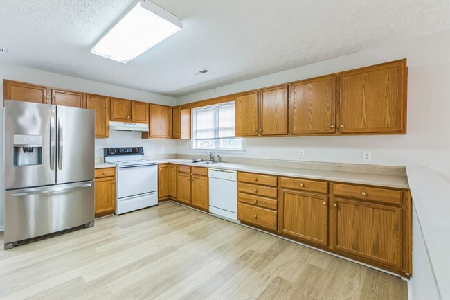 Building Photo - Newly renovated 2bd/1.5 bath end unit town...