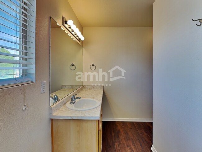 Building Photo - 1006 W 180 S