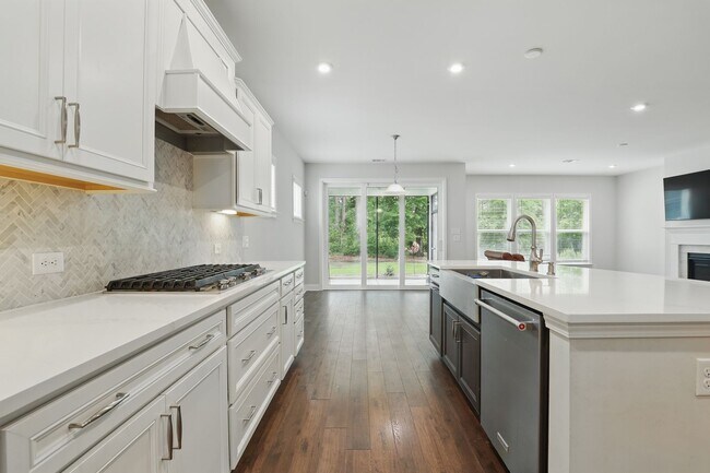 Building Photo - Spacious 5 Bedroom Home in Richmond Hill’s Waterways Community