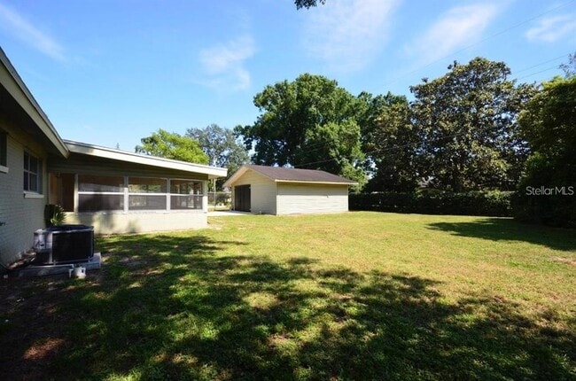 Building Photo - 615 Sarita St