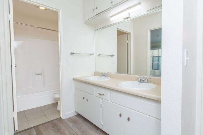Building Photo - On Sail Bay in Pacific Beach! Updated 2 Be...