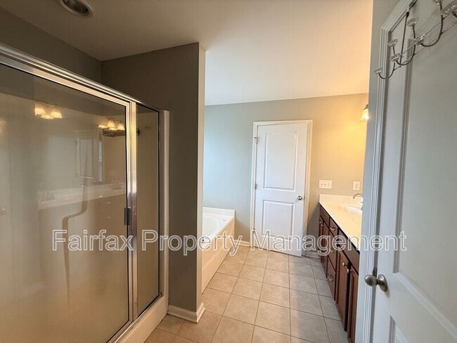 Building Photo - 127 Rosebud Ln