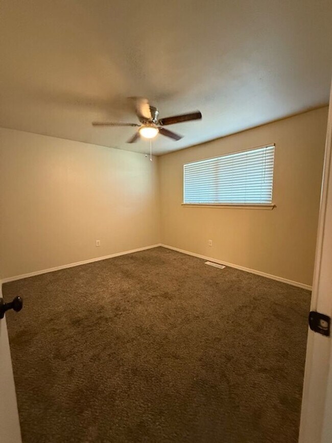 Building Photo - 3 Bedroom 1.25 Bath with 2 car garage