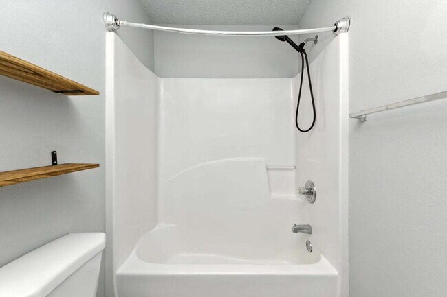 Building Photo - Charming 3-Bed, 2-Bath Townhome!
