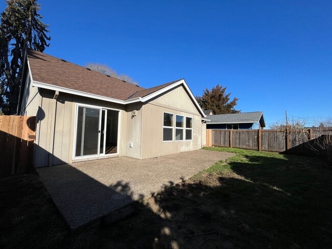 Building Photo - Amazing 3 Bd 2 Bath home in Historic Gladstone! Attached garage and Private yard! Easy access to ...