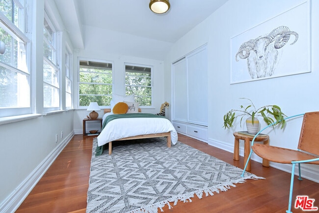 Building Photo - 14017 Valley Vista Blvd