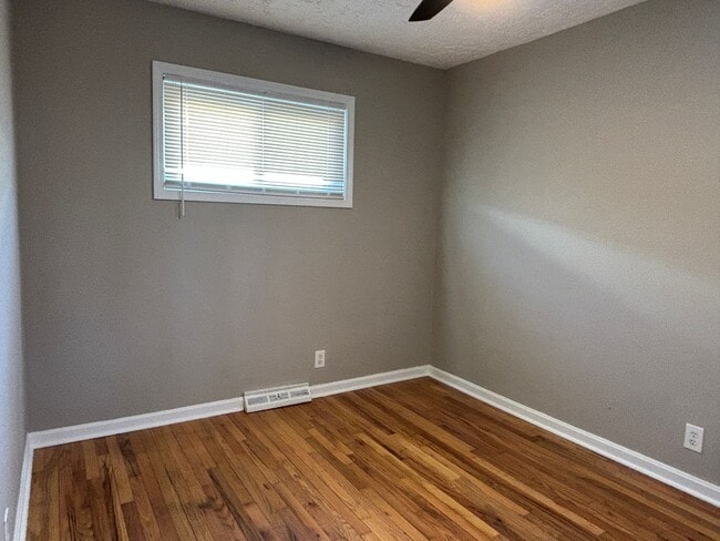 Building Photo - Charming 3 Bed 1 Bath with 1 Car Garage!