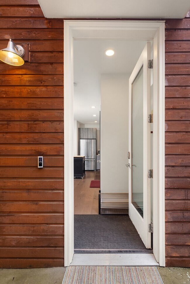 Building Photo - North Beacon Hill Townhome Living!