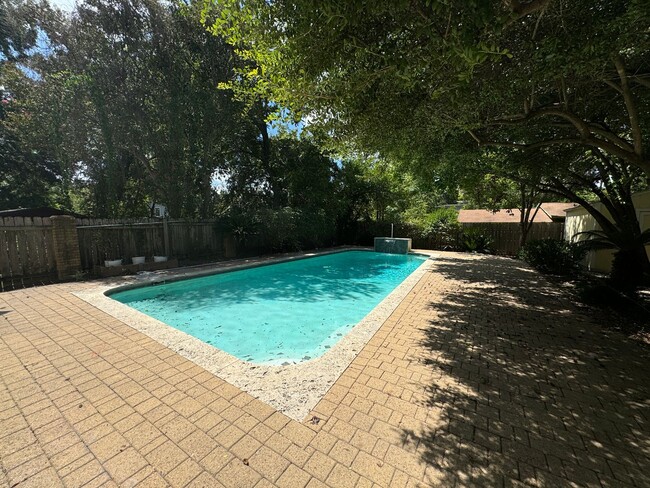 Building Photo - Great Home Corner Lot With Pool!