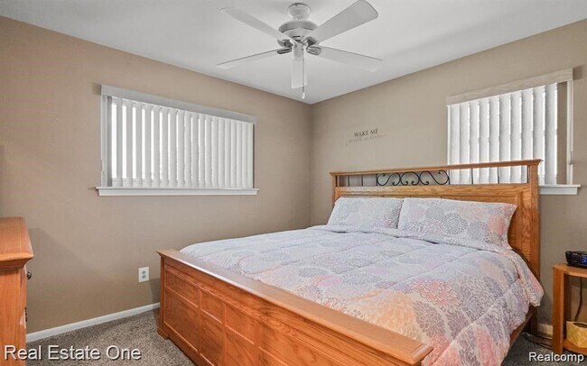 Building Photo - 6900 Crestwood St