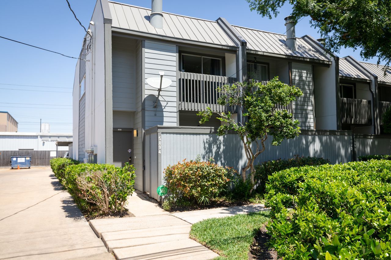 Building Photo - 5094 Glenmont Dr