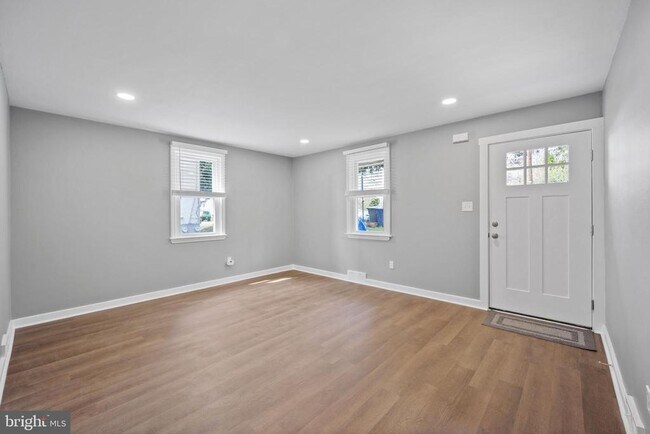 Building Photo - 645 Roberts Ave