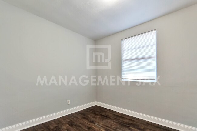 Building Photo - 1520 W 25th St