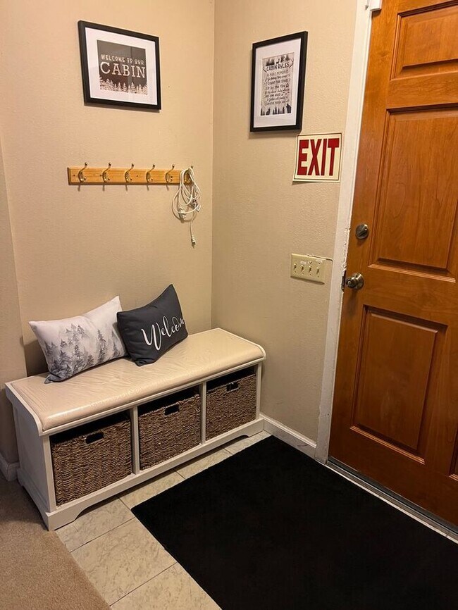Building Photo - 3 bedroom/ 3 bath. Fully furnished ready f...