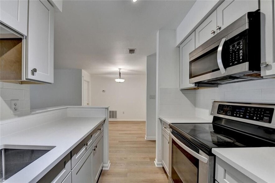 Building Photo - 4101 Pine Heights Dr NE