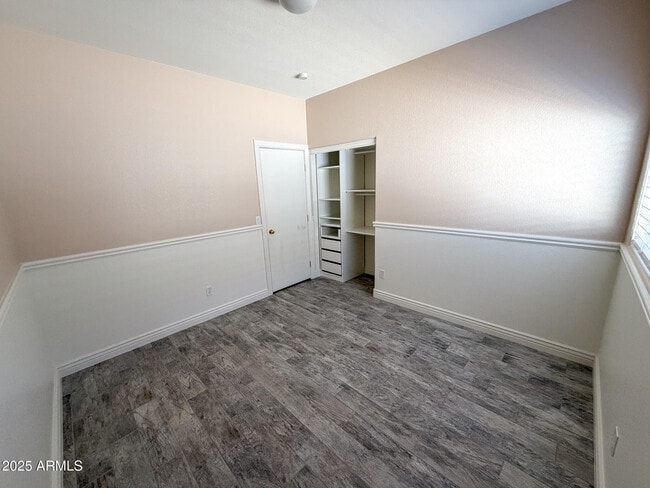 Building Photo - 982 E Doris St