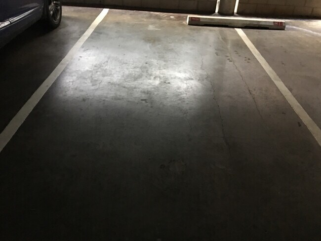 Building Photo - Colonnade On The Green