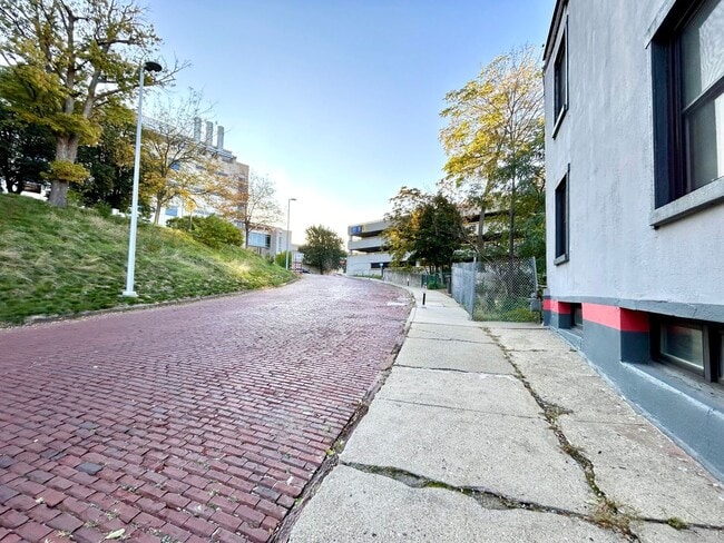 Building Photo - Cresent NE Apartments