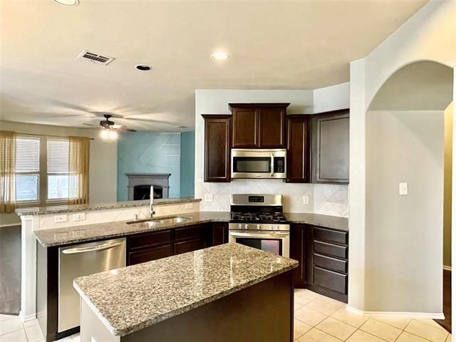 Building Photo - 1005 Lake Woodland Dr