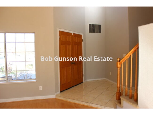 Building Photo - Large 4 bedroom, 3 bath