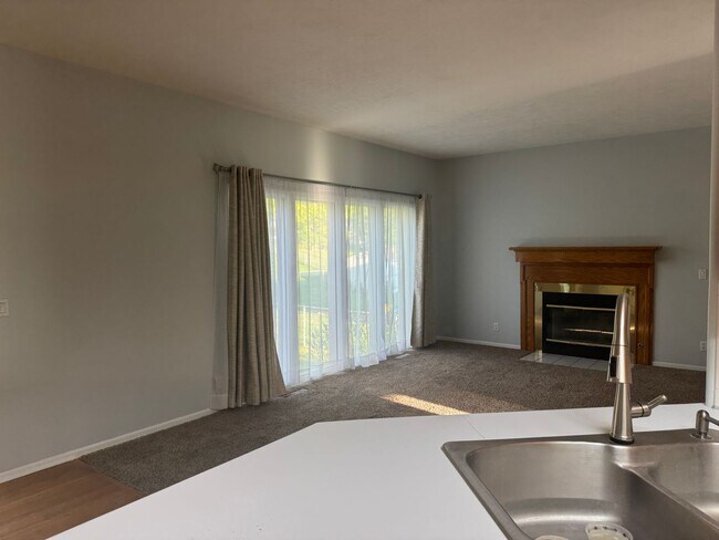 Building Photo - Spacious Papillion home with modern comfor...