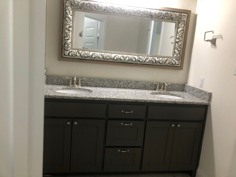 Building Photo - 4933-5015 Villas Dr