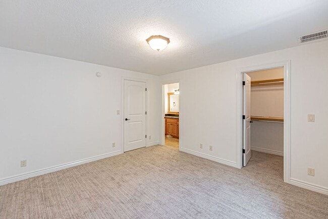 Building Photo - Beautiful- 5 bed/3 bath, 3 car garage and ...