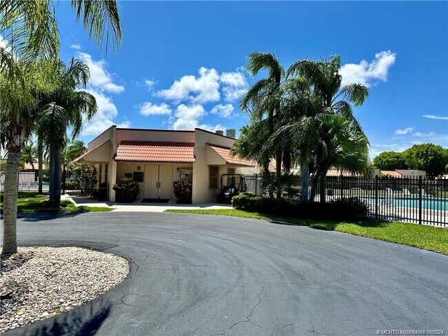 Building Photo - 2041 NE Collins Cir