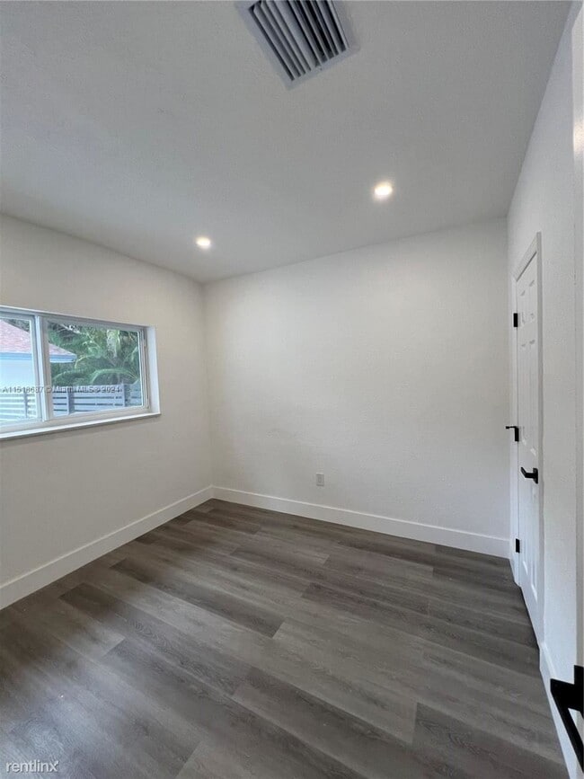 Building Photo - 3 br, 2.5 bath House - 5511 NW 1st Ave # 5511