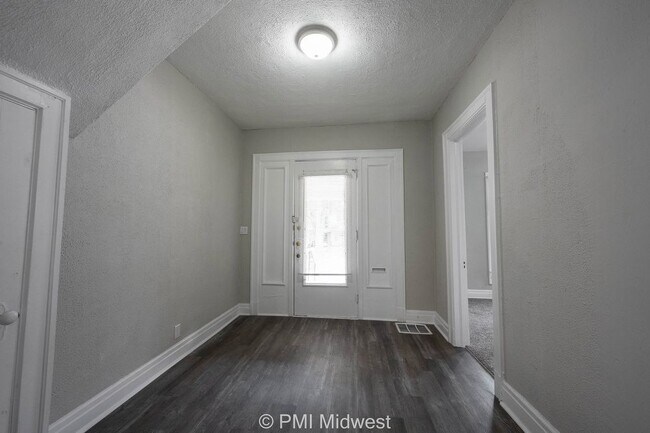 Building Photo - "Charming 3-Bedroom Duplex Haven on W 29th St – Spacious 1031 Sq Ft Gem in Indianapolis!"