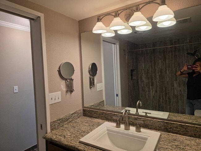 Building Photo - Remodeled 1 BDR in Capital Hill.  Location...