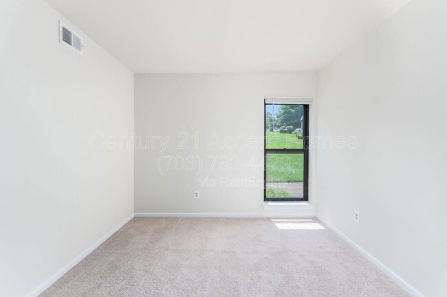 Building Photo - 5805 Royal Ridge Dr