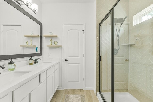 Building Photo - 5526 Hyde Park Dr