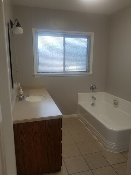 Bathroom w/ Tub - 5165 Carlingford Ave