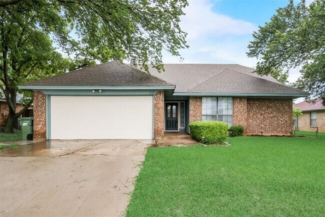 Building Photo - 617 Main St